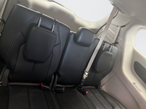 Used 2024 Chrysler Pacifica Limited FWD image 21