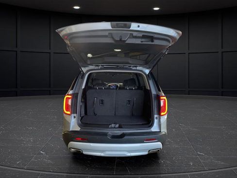 Used 2023 GMC Acadia SLE image 13