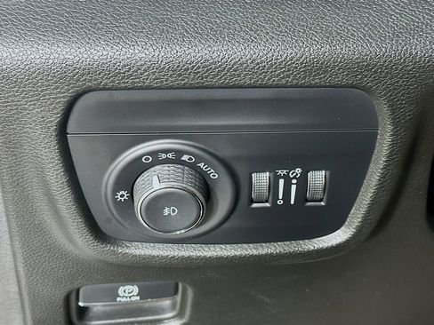 Used 2023 Jeep Grand Cherokee Limited w/ Trailer Tow Prep Group (B) AWD/4WD image 17