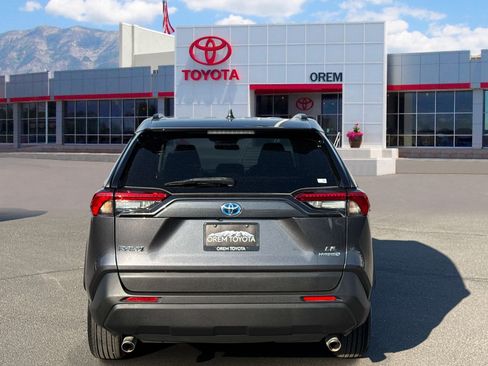 Used 2022 Toyota RAV4 LE AWD/4WD image 4