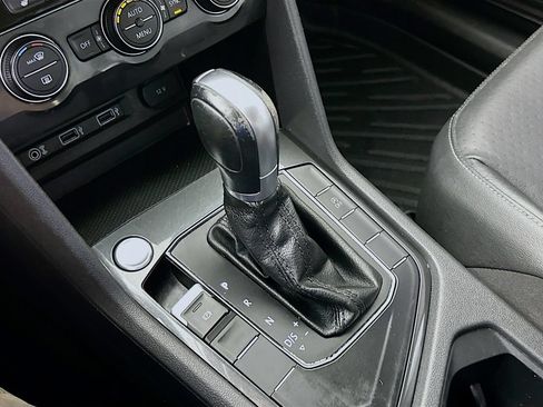 Used 2018 Volkswagen Tiguan SE FWD image 19