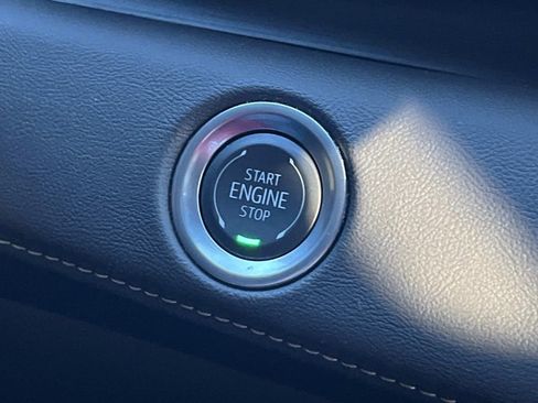 Certified 2024 Cadillac Escalade Premium Luxury image 40