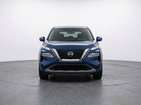 Used 2025 Nissan Rogue SV image 2