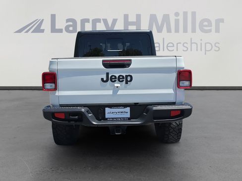 Used 2024 Jeep Gladiator Sport AWD/4WD image 4