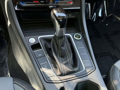 Used 2025 Volkswagen Jetta SE FWD image 17