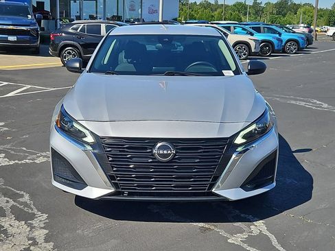 Used 2024 Nissan Altima 2.5 SV FWD image 9