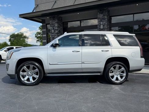 Used 2019 Cadillac Escalade Luxury AWD/4WD image 14