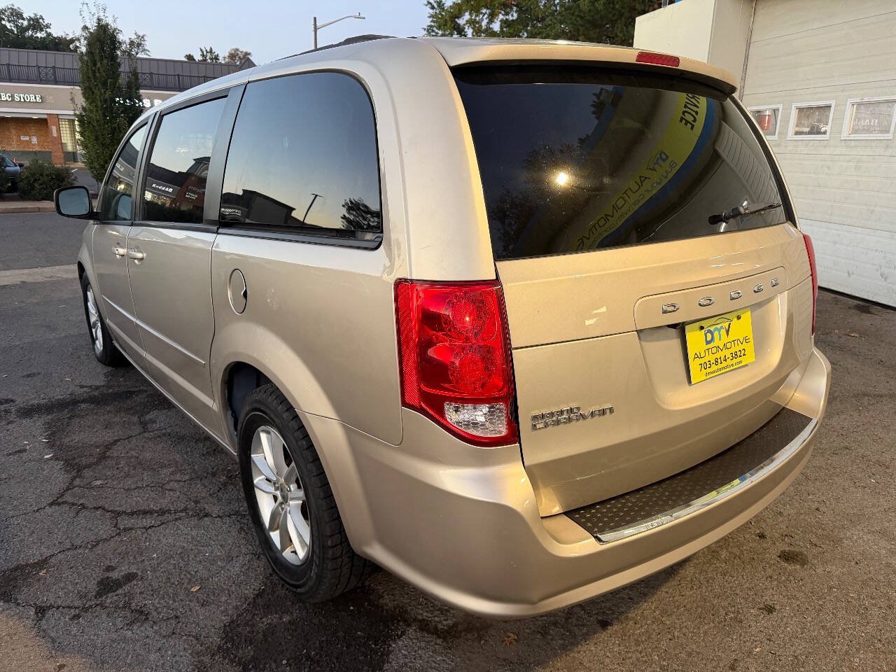 Used 2013 Dodge Grand Caravan SXT w/ Entertainment Group 1 FWD image 4