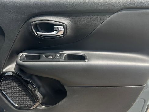 Used 2017 Jeep Renegade Altitude FWD image 27