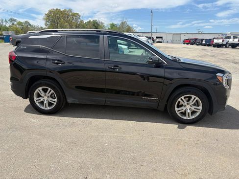 Used 2024 GMC Terrain SLE w/ Driver Convenience Package image 2
