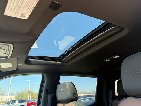 Used 2022 Chevrolet Silverado 1500 High Country w/ Technology Package image 25