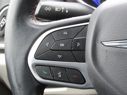 Used 2017 Chrysler Pacifica Touring-L w/ Tire & Wheel Group image 25