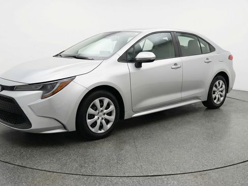 Used 2025 Toyota Corolla LE image 3