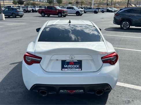 Used 2017 Toyota 86 RWD image 11