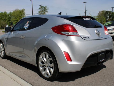 Used 2012 Hyundai Veloster w/ Style Pkg image 4