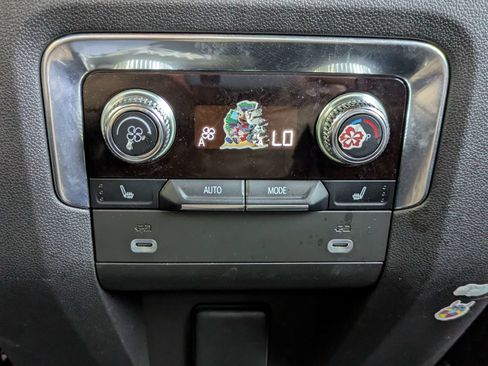 Used 2023 GMC Yukon XL AT4 w/ AT4 Premium Package AWD/4WD image 23