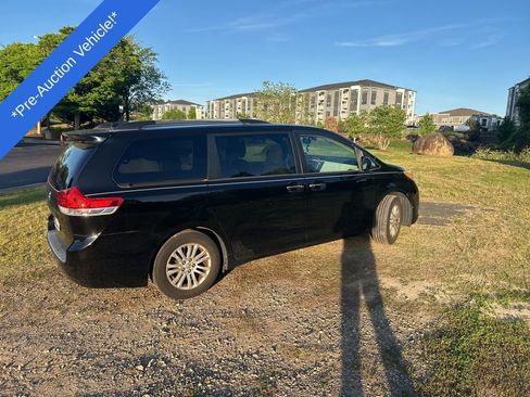 Used 2011 Toyota Sienna XLE w/ Premium Pkg FWD image 3