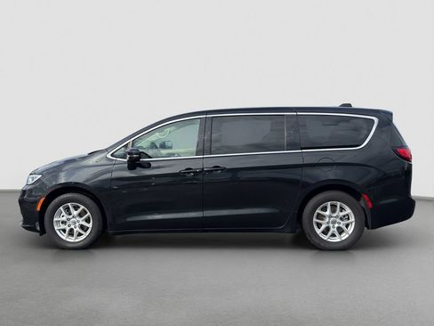 Used 2023 Chrysler Pacifica Touring-L FWD image 3