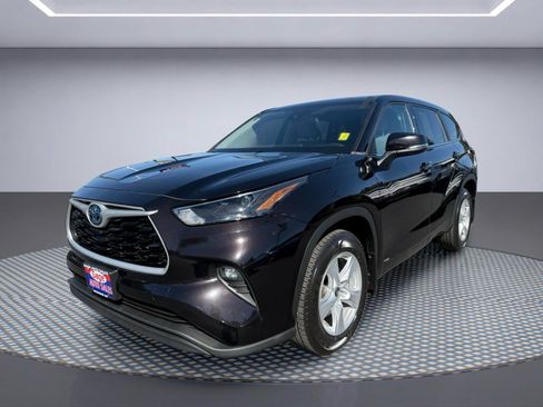 Used 2022 Toyota Highlander LE AWD/4WD image 2