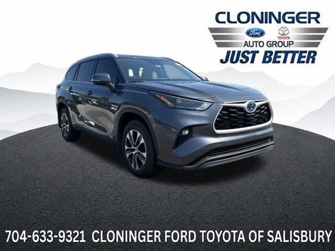 Used 2022 Toyota Highlander XLE AWD/4WD image 1