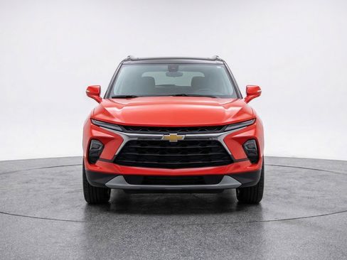 Used 2025 Chevrolet Blazer LT image 2