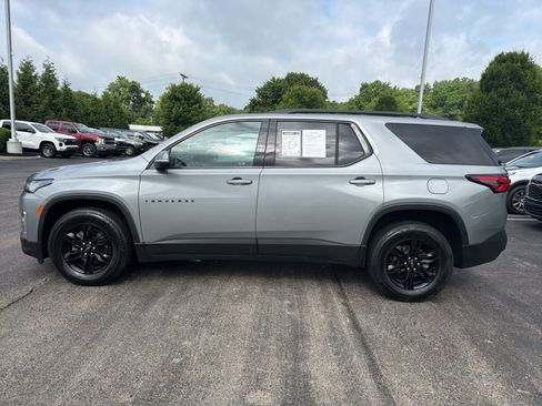 Used 2023 Chevrolet Traverse LT FWD image 2