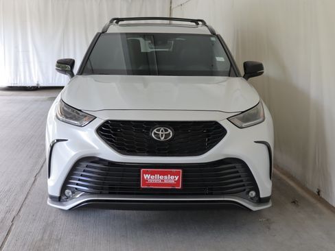 Used 2023 Toyota Highlander XSE AWD/4WD image 4