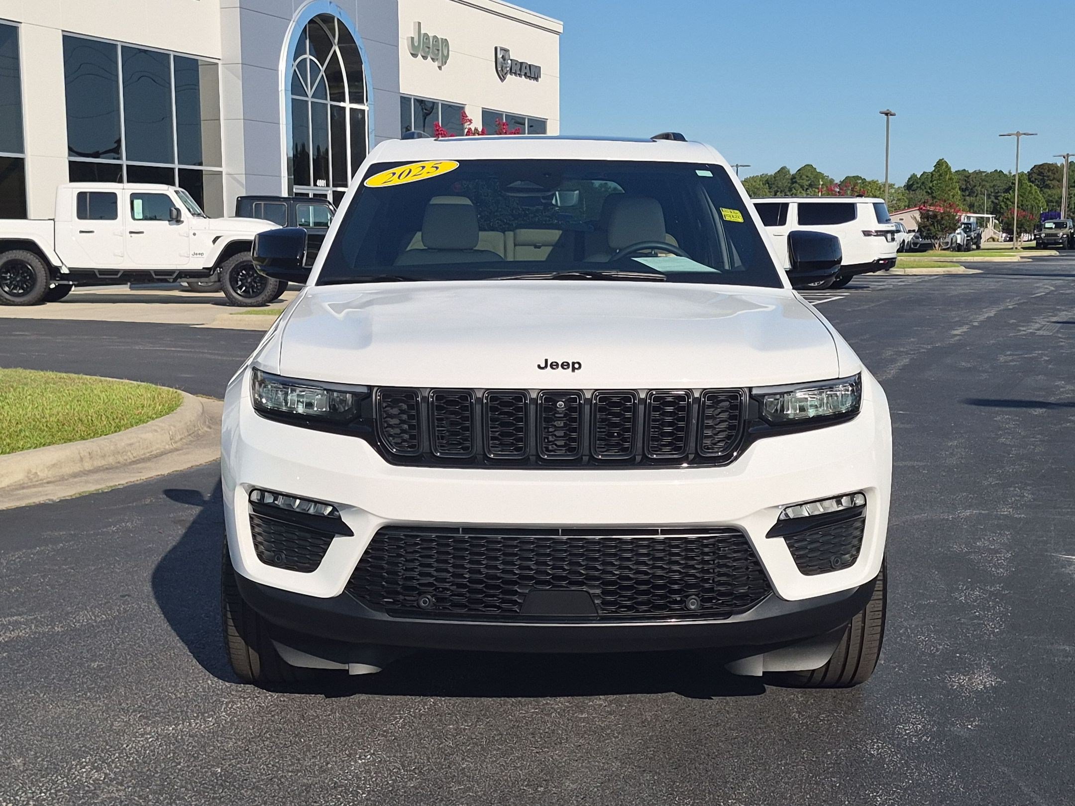 Used 2025 Jeep Grand Cherokee Limited w/ Luxury Tech Group II AWD/4WD image 8