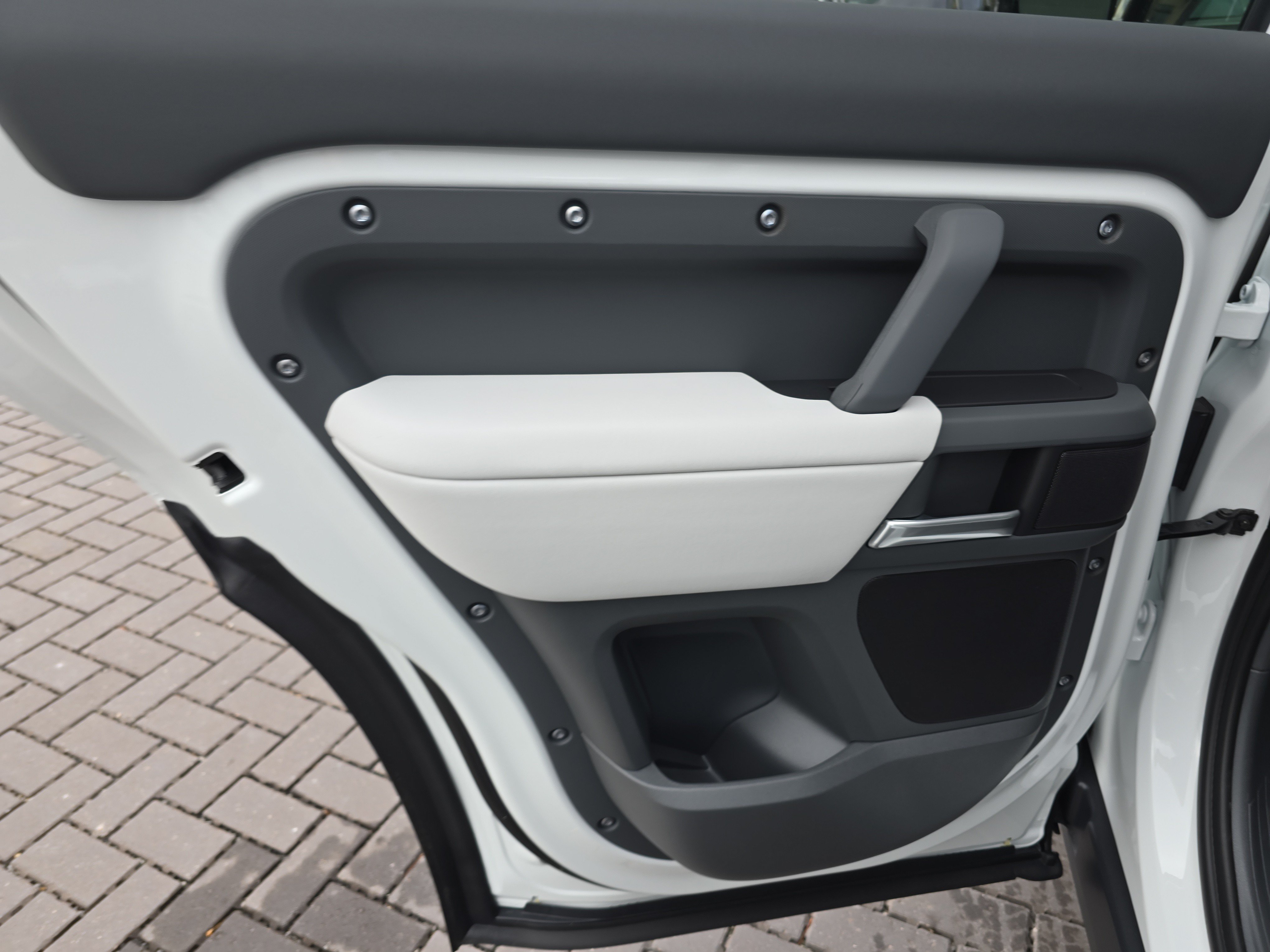 Certified 2026 Land Rover Defender 110 X-Dynamic SE AWD/4WD image 14