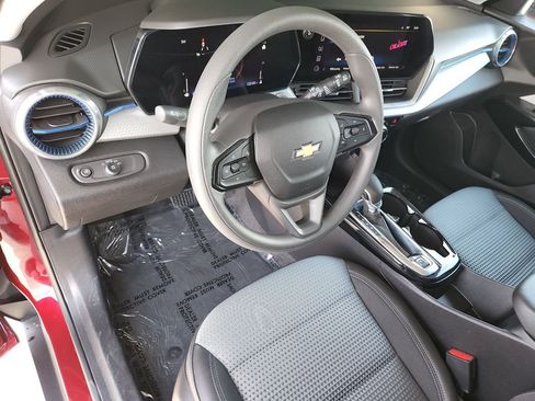 Used 2025 Chevrolet Trax LT image 11