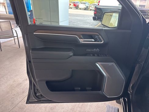 Used 2025 Chevrolet Silverado 1500 High Country w/ Technology Package image 9