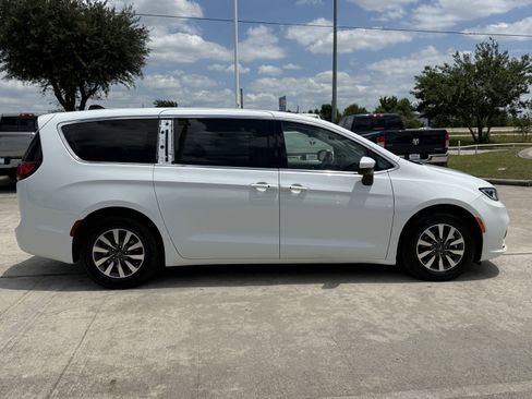 Used 2023 Chrysler Pacifica Touring-L FWD image 3