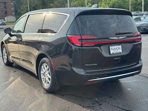 Used 2023 Chrysler Pacifica Touring-L FWD image 6