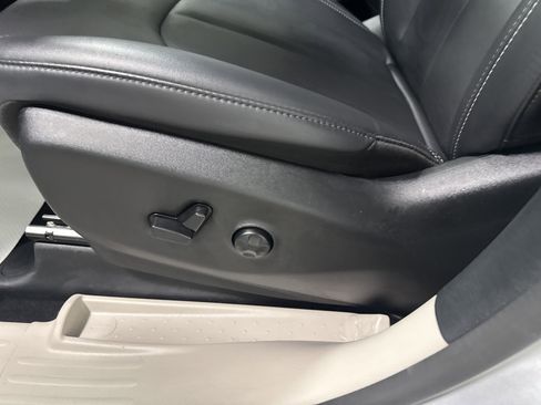 Used 2024 Chrysler Pacifica Select image 15