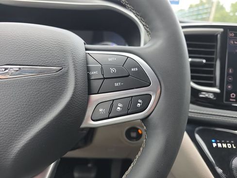 Used 2024 Chrysler Pacifica Limited FWD image 22