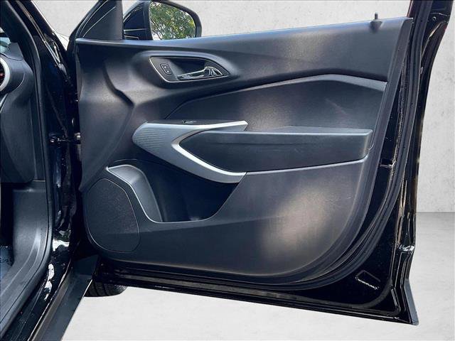 Used 2025 Chevrolet Trax RS FWD image 18
