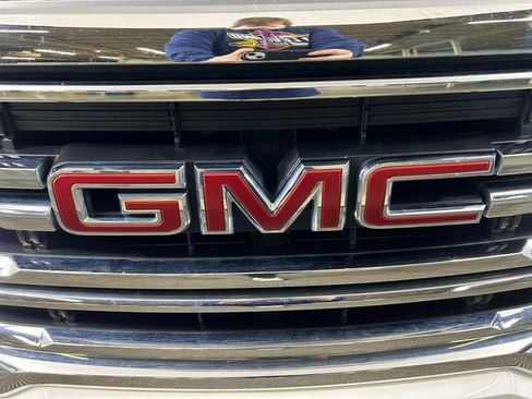 Used 2023 GMC Acadia SLE w/ Driver Convenience Package FWD image 10
