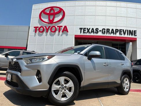 Used 2019 Toyota RAV4 XLE FWD image 2