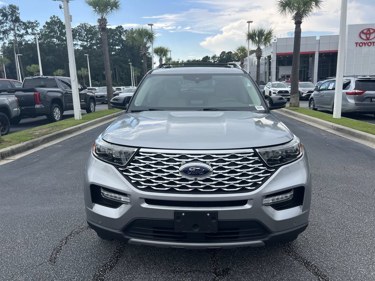 Used 2023 Ford Explorer Platinum w/ Technology Package AWD/4WD image 3