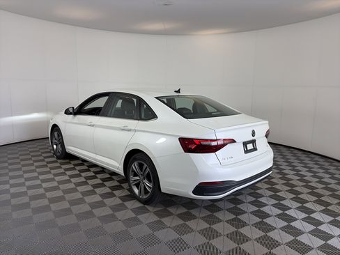 Used 2023 Volkswagen Jetta SE FWD image 3