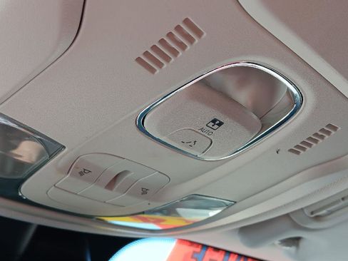 Used 2018 Jeep Renegade Latitude image 22