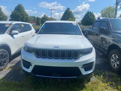 Used 2025 Jeep Grand Cherokee Laredo w/ Luxury Tech Group I AWD/4WD image 2