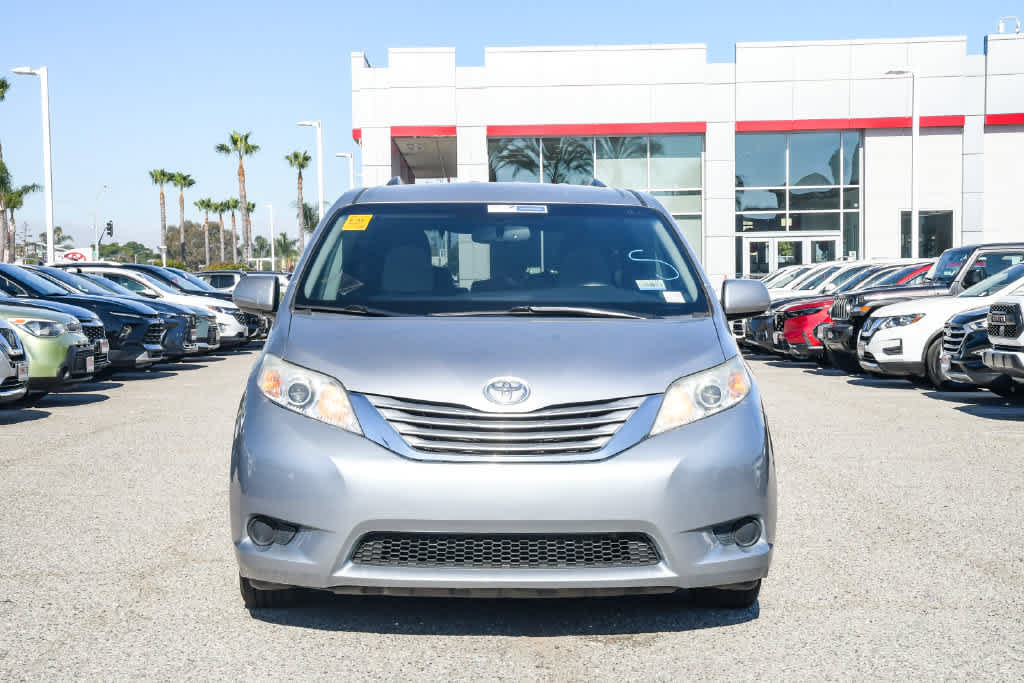 Used 2017 Toyota Sienna LE FWD image 2