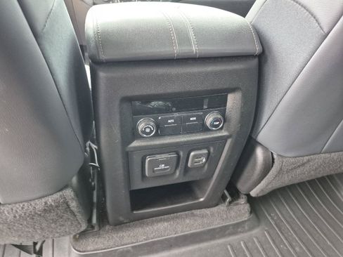 Used 2019 Chevrolet Traverse LT w/ LT Premium Package FWD image 11