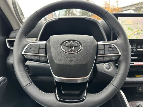 Used 2025 Toyota Highlander Limited image 25