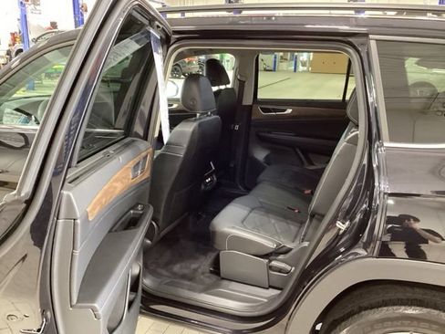 Used 2025 Volkswagen Atlas SE AWD/4WD image 12