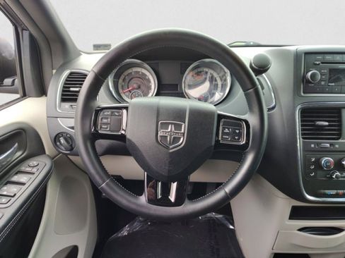 Used 2016 Dodge Grand Caravan SE image 12
