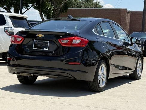 Used 2017 Chevrolet Cruze LT w/ Sun And Sound Package FWD image 4