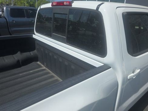 Used 2022 Nissan Frontier SV w/ Technology Package image 9