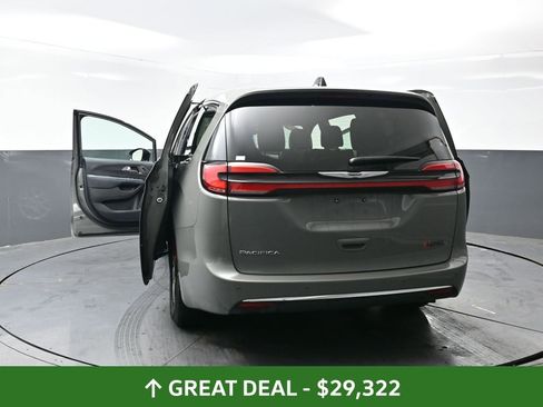 Used 2025 Chrysler Pacifica Select image 59